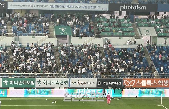 쓰러진 팬을 구하기 위해 의료진이 관중석으로 뛰어드는 모습. 사진=김희웅 기자