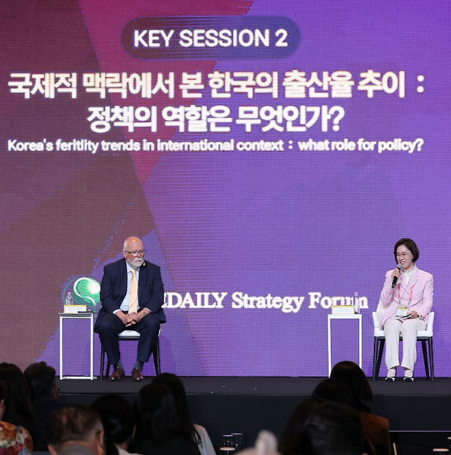 이인선 국회 여성가족위원회 위원장과 윌렘 아데마 OECD 선임 이코노미스트가 18일 '제16회 이데일리 전략포럼'에서 '국제적 맥락에서 본 한국의 출산율 추이:정책의 역할은 무엇인가'란 주제로 대담을 하고 있다. 이데일리 방인권 기자
