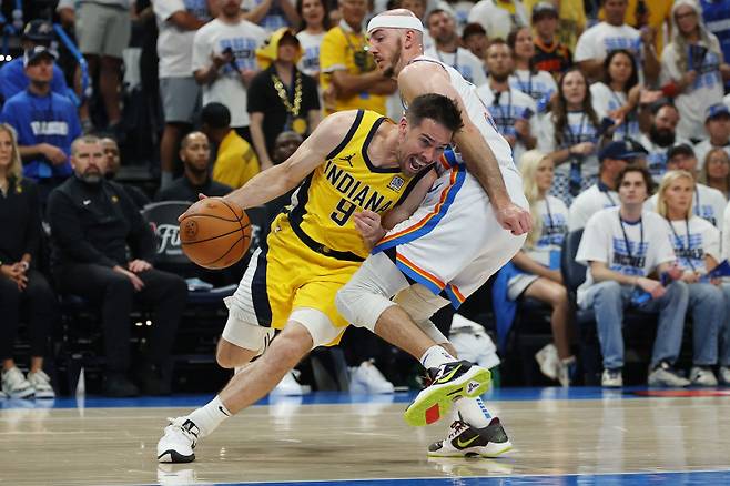 <yonhap photo-2571="">인디애나 가드 T.J 맥코넬의 경기 모습. [AFP=연합뉴스]</yonhap>