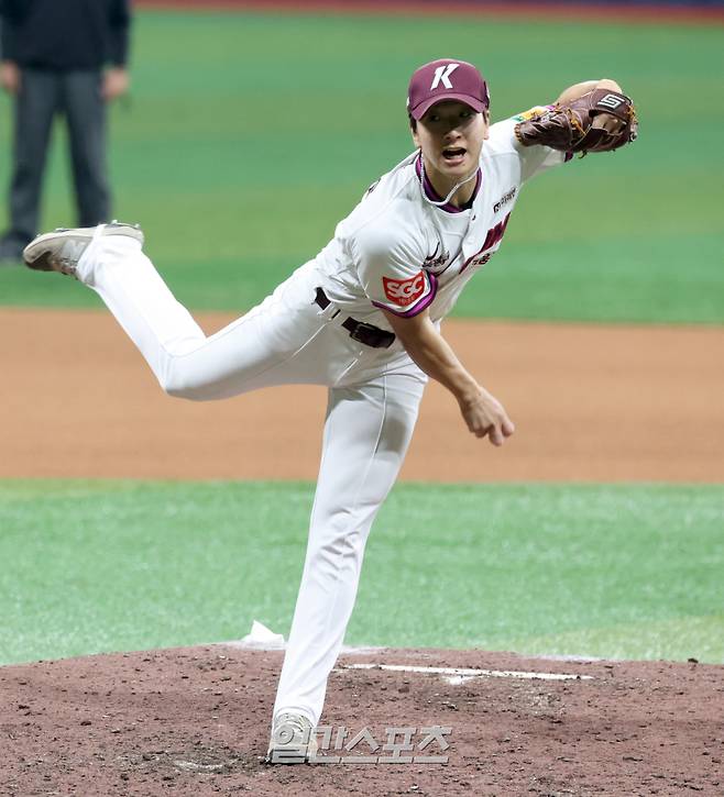 1일 오후 서울 고척스카이돔에서 열린 2025 프로야구 두산과 키움 경기. 키움 투수 주승우가 7회 등판 역투하고있다.. 고척=정시종 기자 capa@edaily.co.kr /2025.06.01.