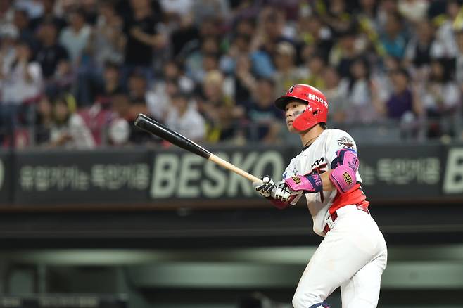 18일 광주 KT전에서 타격 직후 타구를 지켜보는 박찬호. KIA 제공