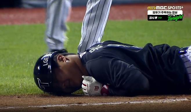 LG 문보경이 18일 잠실 NC전 7회 말 내야 땅볼을 치고 1루에서 헤드퍼스트 슬라이딩을 한 뒤 그라운드에 누워 있다. 사진=MBC 스포츠 플러스, 티빙 중계화면 캡처