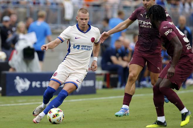 <yonhap photo-3675=""> Chelsea's Misha Mudryk works with the ball against Manchester City's Josh Wilson-Esbrand during a FC Series soccer match, Saturday, Aug. 3, 2024, at Ohio Stadium in Columbus, Ohio. (AP Photo/Tom E. Puskar)/2024-08-04 09:03:31/ <저작권자 ⓒ 1980-2024 ㈜연합뉴스. 무단 전재 재배포 금지, AI 학습 및 활용 금지></yonhap>