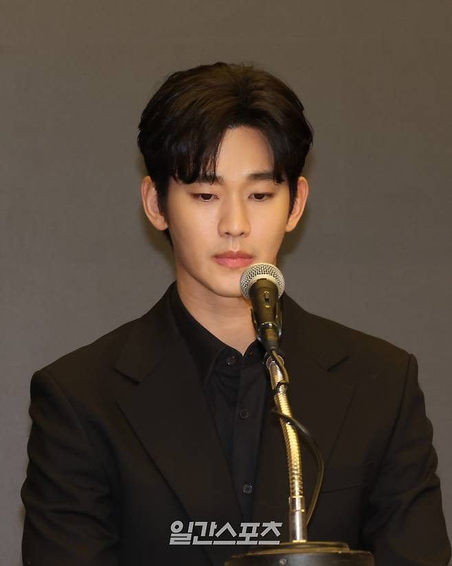 미성년자였던 고(故) 김새론과 교제했다는 의혹을 받고 있는 배우 김수현이 31일 오후 서울 마포구 스탠포드호텔에서 소속사 법률대리인 법무법인 엘케이비앤파트너스 김종복 변호사와 함께 기자회견을 했다 김수현이 입장을 얘기하고있다. 정시종 기자 capa@edaily.co.kr /2025.03.31.