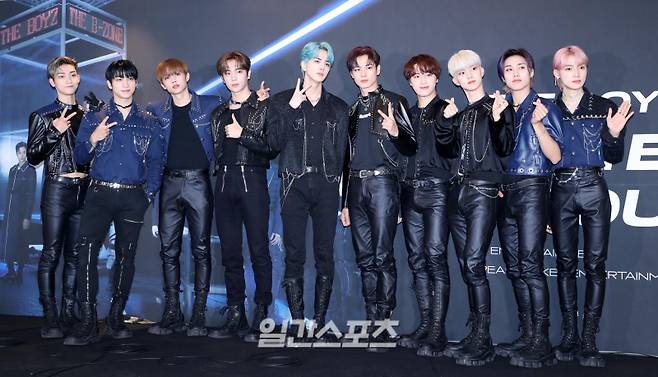 "그룹 더보이즈(THE BOYZ)의 케빈, 상연, 선우, 현재, 영훈, 주연, 주학년, 큐, 제이콥, 뉴(왼쪽부터)가 7일 서울 송파구 방이동 올림픽공원 체조경기장(KSPO DOME)에서 열린 첫 월드 투어 '더 비 존 (THE BOYZ WORLD TOUR : THE B-ZONE)' 기자간담회에 참석해 포토타임을 갖고 있다. 서병수 기자 qudtn@edaily.co.kr / 2022.08.07."