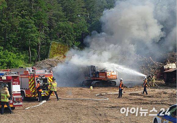 18일 오후 3시 30분쯤 울진군 죽변면 화성리 벌목 목재처리장에서 굴착기에 불이 나 출동한 소방당국이 화재 진압을 하고있다.    [사진=경북소방본부 ]