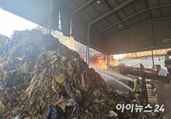 18일 오전 6시 37분쯤 상주시 낙동면 상촌리 소재 폐기물 재활용시설 야적장에서 발생한 화재 현장. [사진=경북소방본부]