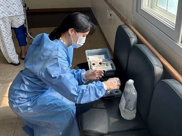 경산시 보건소 관계자가  여름철 감염병 레지오넬라증을 집중 점검하고 있다 [사진=경산시]