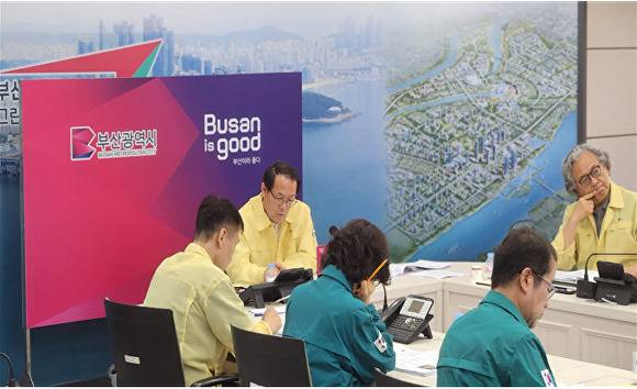 부산광역시 관계자들이 지난 18일 재난안전대책본부에서 열린 장마·호우 대비 안전관리 개선 특별대책 보고회에서 주요 대책을 집중 점검하고 있다. [사진=부산광역시]