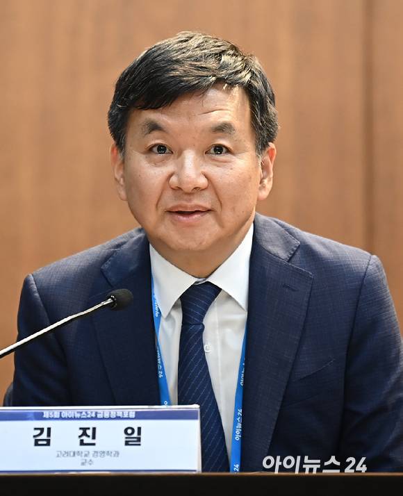 '제5회 아이뉴스24 금융정책포럼'이 '새 정부의 금융정책 방향을 묻는다'를 주제로 19일 서울 중구 은행회관 국제회의실에서 열렸다. 패널토론에서 좌장을 맡은 김진일 고려대학교 경제학과 교수가 발언하고 있다. [사진=곽영래 기자]