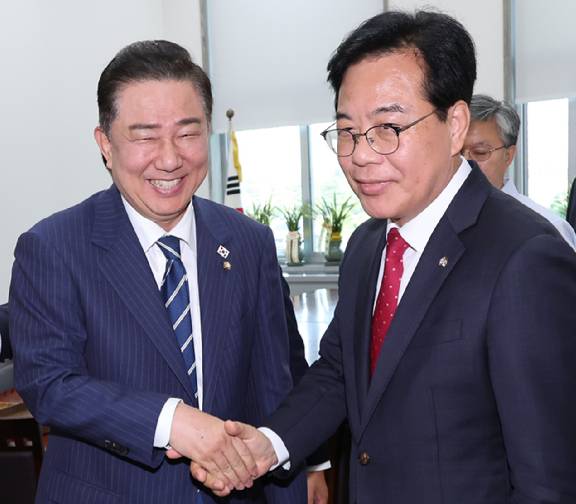 더불어민주당 김병기 당대표 직무대행 겸 원내대표와 국민의힘 송언석 원내대표가 18일 서울 여의도 국회 더불어민주당 원내대표실에서 추경안, 원구성 등 현안을 논의한 뒤 헤어지며 악수하고 있다. 2025.6.18 [사진=연합뉴스]