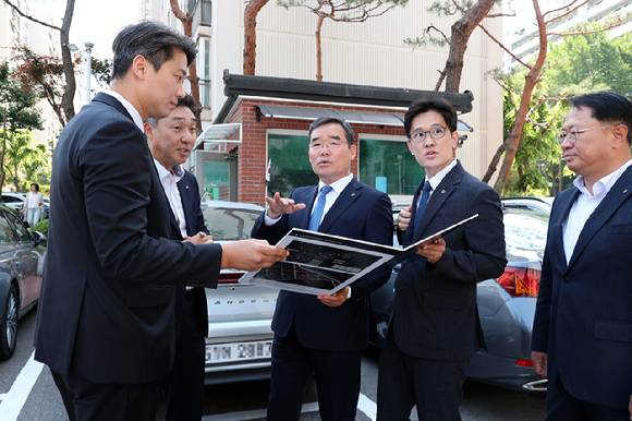 김보현 대우건설 사장(왼쪽에서 3번째)이 개포우성7차 단지를 방문해 현장을 둘러보고 있다 [사진=대우건설]