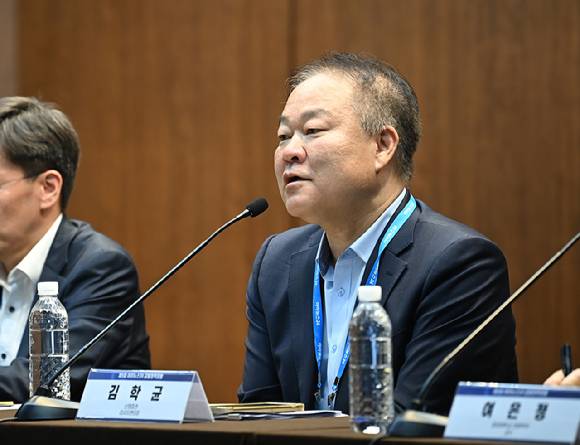 '제5회 아이뉴스24 금융정책포럼'이 '새 정부의 금융정책 방향을 묻는다'를 주제로 19일 서울 중구 은행회관 국제회의실에서 열렸다. 패널토론에서 김학균 신영증권 리서치센터장이 발언하고 있다. [사진=곽영래 기자]