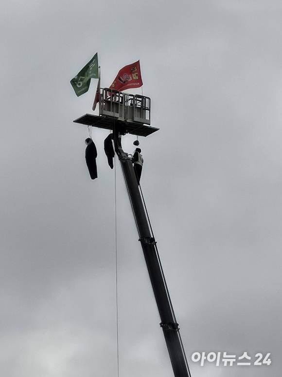 크레인에 매달려 있는 인체 형상 인형 [사진=독자]