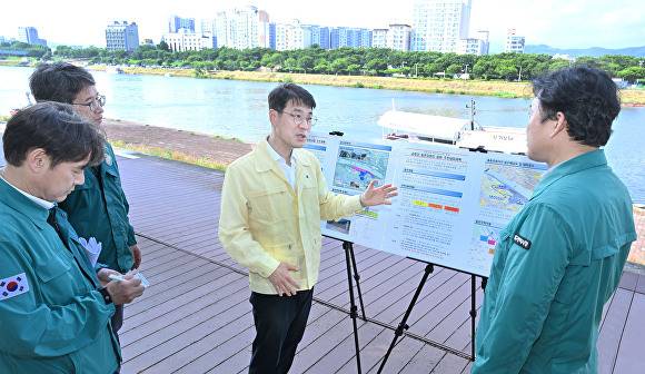 김정기 대구시장 권한대행이 동촌유원지를 점검하고 있다 [사진=대구시]