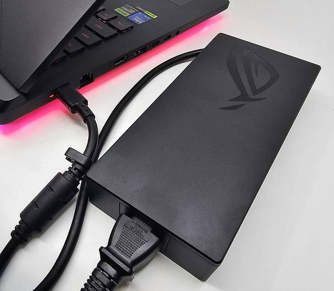 380W 어댑터는 고속 충전이 가능하지만 휴대성이 떨어진다. 외출할 때는 별도의 USB-PD 어댑터를 준비하자 / 출처=IT동아