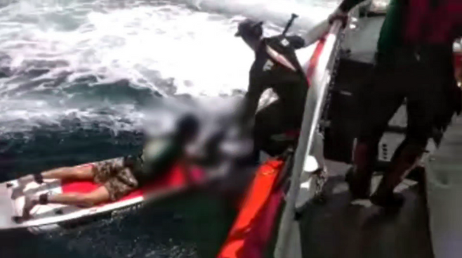 오늘(19일) 오후 제주협재 포구 인근 해상에서 표류객이 해경에 구조되는 모습. (사진, 제주해경서)