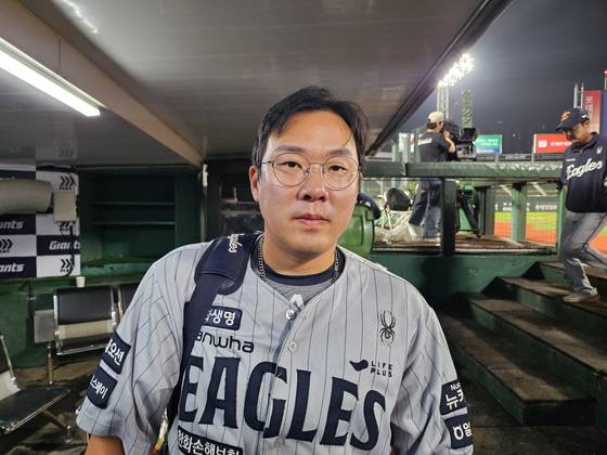 안경을 끼고 첫 홈런을 친 안치홍. 고봉준 기자