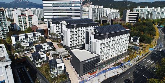 서울 노원구 하계동에 위치한 노원 이지하우스 전경. 아파트와 단독주택 등으로 구성된 이지하우스는 2017년 준공됐으며, 국내 제로에너지 건축 분야에서 이정표 역할을 했다. [중앙포토]