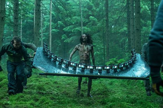 대니 보일 감독은 ‘28일 후’(2002)로 뛰는 좀비를 처음 선보였다. 그가 ‘분노 바이러스’ 창궐 20여 년 후를 그린 후속작 ‘28년 후’로 돌아왔다. 홈 카메라 느낌을 살리고 촬영지 훼손을 최소화하기 위해 아이폰 20대를 붙여 촬영하고, 편집에 리듬을 더했다. [사진 소니 픽처스]