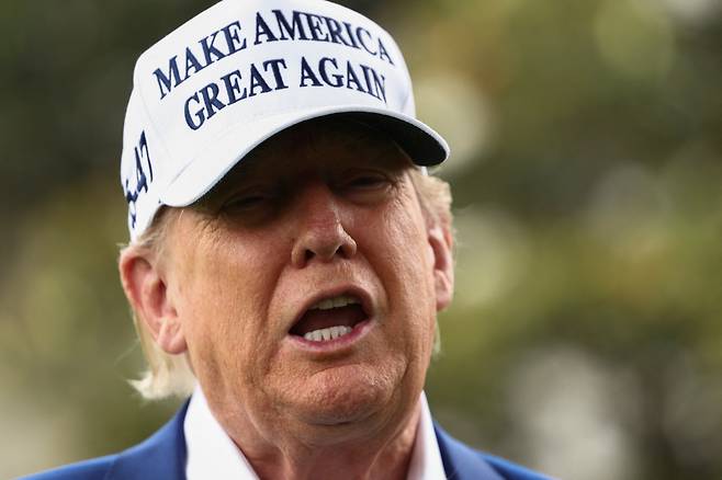 도널드 트럼프 미국 대통령이 지난 18일(현지시간) 워싱턴DC 백악관 남쪽 잔디밭에서 기자들과 대화하고 있다. 로이터=연합뉴스