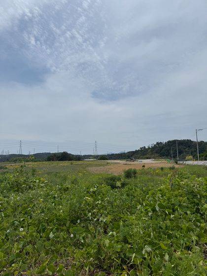 지난 9일 찾은 울산 울주군 서생면 명산리. 화산마을 인근 명산초등학교 옆으로 60여 m를 들어가자 콘크리트 벽과 펜스로 둘러싸인 넓은 공터가 모습을 드러냈다. 김윤호 기자