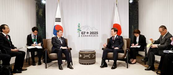 이재명 대통령이 17일(현지시간) 캐나다 앨버타주 캐내내스키스 주요 7개국(G7) 정상회의장에서 일본 이시바 시게루 총리와 한일 정상회담을 하고 있다. 대통령실사진기자단