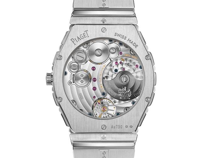 1979년도 디자인을 이어가지만, 최신 무브먼트를 탑재했다. 두께 2.35mm의 초박형 칼리버 1200P1을 백케이스에서 볼 수 있다. 사진 피아제