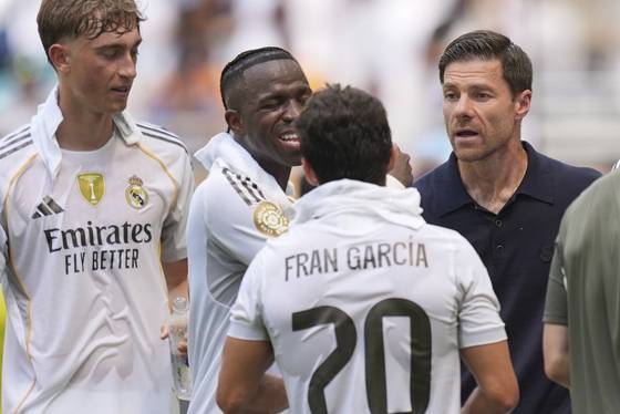 알힐랄과 비기며 체면을 구긴 레알 마드리드 선수들과 알론소(오른쪽) 감독. AP=연합뉴스