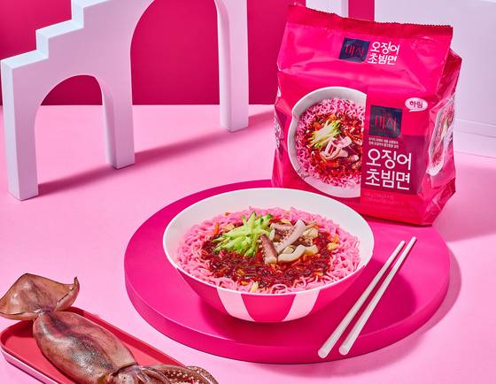 하림이 오징어의 쫄깃함을 살린 ‘더미식 오징어 초빔면’ 출시했다. 사진 하림