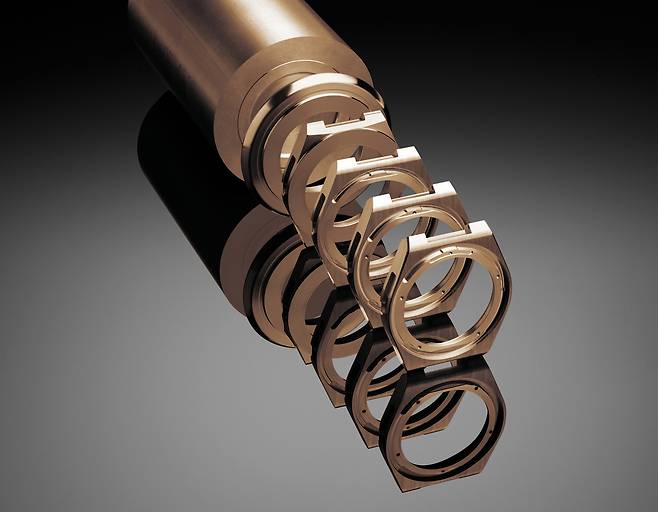 IWC가 5N이라 부르는 레드 골드 필러가 여러 차례의 가공을 통해 케이스로 바뀌는 과정. 사진 IWC 샤프하우젠