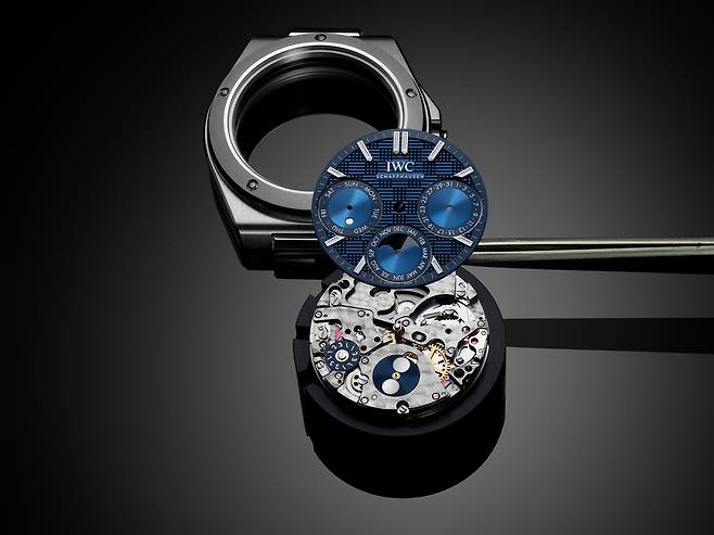 가독성이 뛰어난 다이얼 구성이 특징인 퍼페추얼 캘린더 메커니즘을 탑재했다. 사진 IWC 샤프하우젠