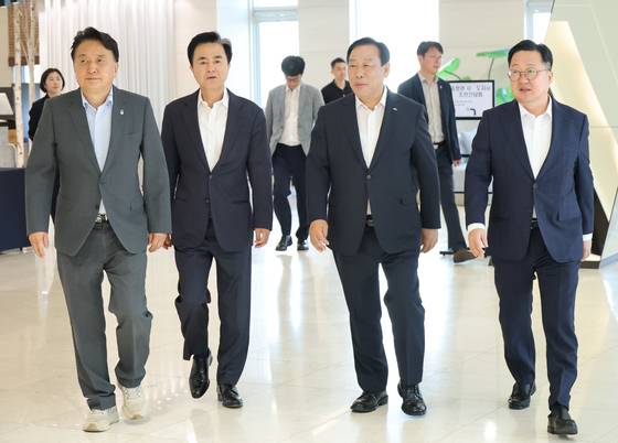 이장우 대전시장, 최민호 세종시장, 김태흠 충남지사, 김영환 충북지사 등이 지역 현안을 논의히기 위해 19일 오전 세종시 한 호텔에 모였다. 사진 대전시