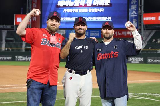 롯데의 새 외국인투수 알렉 감보아(가운데)가 지난 3일 사직 키움전에서 KBO리그 데뷔 마수걸이 승리를 거둔 뒤 형들과 함께 기뻐하고 있다. 사진 롯데 자이언츠