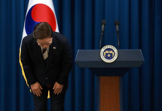 이재명 대통령이 지난 4일 서울 용산 대통령실 청사에서 열린 인사브리핑에서 새 정부 첫 인사 발표 전 인사하고 있다. 뉴시스