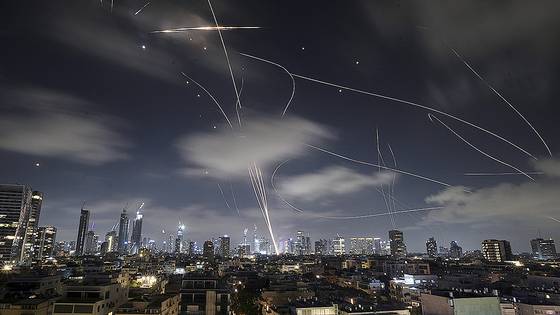 18일(현지시간) 이스라엘 텔아비브로 날아든 이란의 탄도미사일을 이스라엘 방공망이 요격하고 있다. AP=연합뉴스