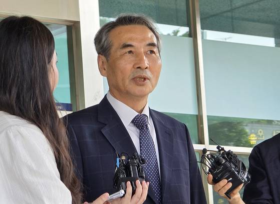 김건희 특검팀을 이끄는 민중기 특별검사가 18일 오후 서울 양천구 서울남부지검을 찾아 건진법사 의혹 등을 수사한 신응석 검사장 등을 만난 뒤 취재진에게 면담 취지를 설명하고 있다. 손성배 기자