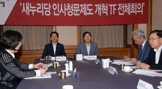 2014년 7월 3일 장윤석 당시 새누리당 인사청문제도개혁 TF 위원장(오른쪽)이 국회에서 열린 첫 회의에서 모두발언을 하고 있다. 중앙포토