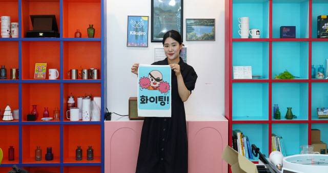 ▲ 철원군 동송읍에 위치한 스튜디오 바라조이의 이주원(31) 대표는 각종 기념품 제작을 통해 철원의 매력을 알리고 있다.