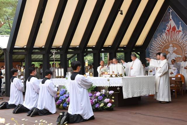 ▲ 올해 102회째를 맞은 풍수원성체현양대회가 천주교 춘천교구(교구장 김주영)와  천주교 원주교구(교구장 조규만) 공동 주관으로 19일 강원 횡성 풍수원성당 일대에서 개최됐다.