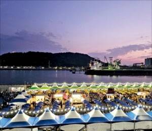 지난해 인천 개항광장에서 열린 상상플랫폼 야시장 모습.  /인천관광공사 제공