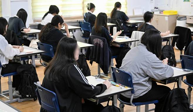 2026학년도 대학수학능력시험 6월 모의평가가 치러진 지난 4일 서울 영등포구 여의도여자고등학교에서 학생들이 시험 준비를 하고 있다.  뉴스 1