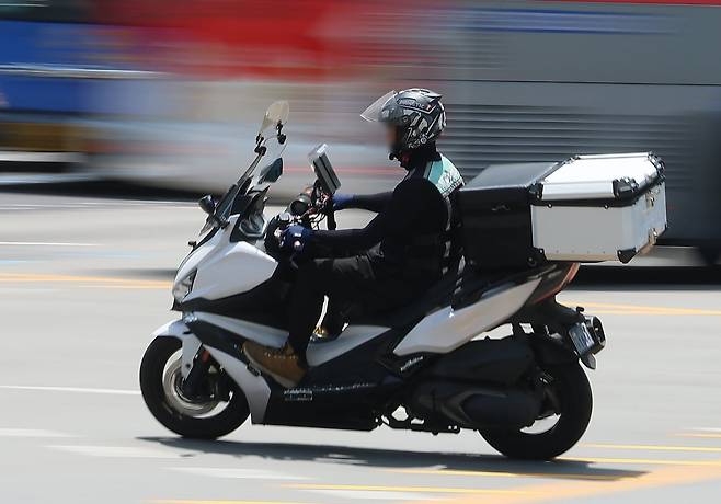 서울 강남역 사거리에서 배달라이더가 교차로를 지나고 있다. 사진=연합뉴스