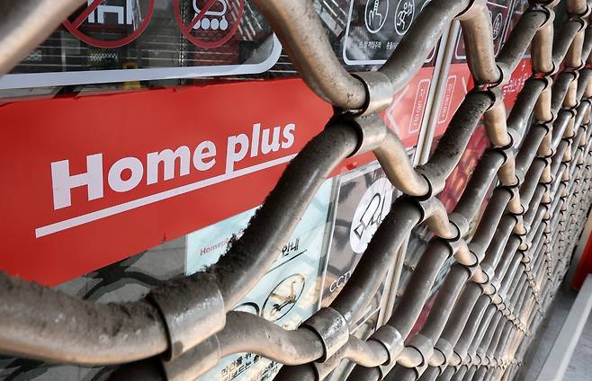 서울 서대문구 국민연금공단 서울북부지역본부에서 고객이 상담을 받기 위해 창구로 향하고 있다. 사진=뉴스1