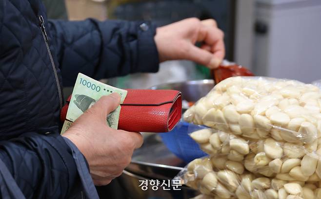 지난 3월6일 서울 서대문구 영천시장에서 한 시민이 장을 보고 있다. 김창길 기자