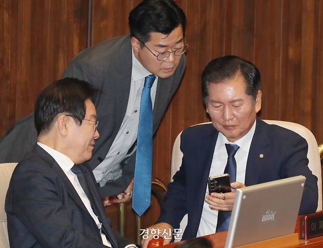 지난해 9월 당시 이재명 더불어민주당 대표(현 대통령)와 박찬대 원내대표(가운데), 정청래 의원(왼쪽부터)이 국회 본회의 대정부질문에서 스마트폰을 함께 보고 있다. 박민규 선임기자