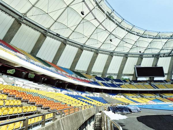 아시아드주경기장 지붕 막은 흰색 유리섬유로 덮여있다. 야구공 색깔과 비슷해 야구 경기에 방해가 될 수 있다.  전민철 기자