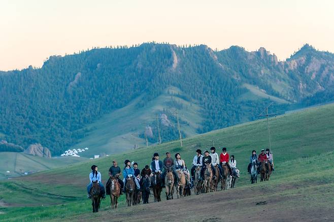 Travelers ride horses during Hanatour's Mingling Tour of Mongolia. [HANATOUR]