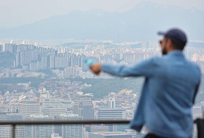 A view of apartment complexes in Seongbuk District and Nowon District as seen from Mount Namsan in central Seoul on June 10. [YONHAP]