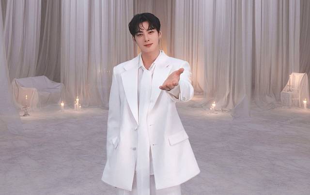 ‘차은우 VR 콘서트: 메모리즈’의 한 장면. 극장 관객석에 앉아 헤드셋을 쓰면, 바로 눈 앞에서 차은우가 노래하고 연기하는 모습이 생생하게 펼쳐진다. 어메이즈 제공